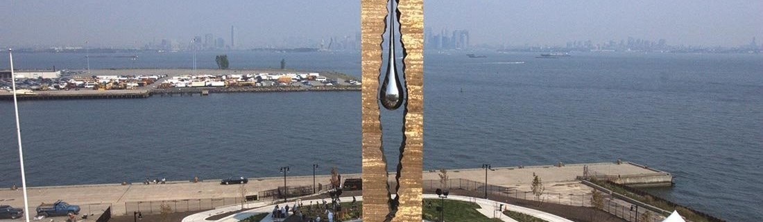 The monument and harbor with the Manhattan skyline